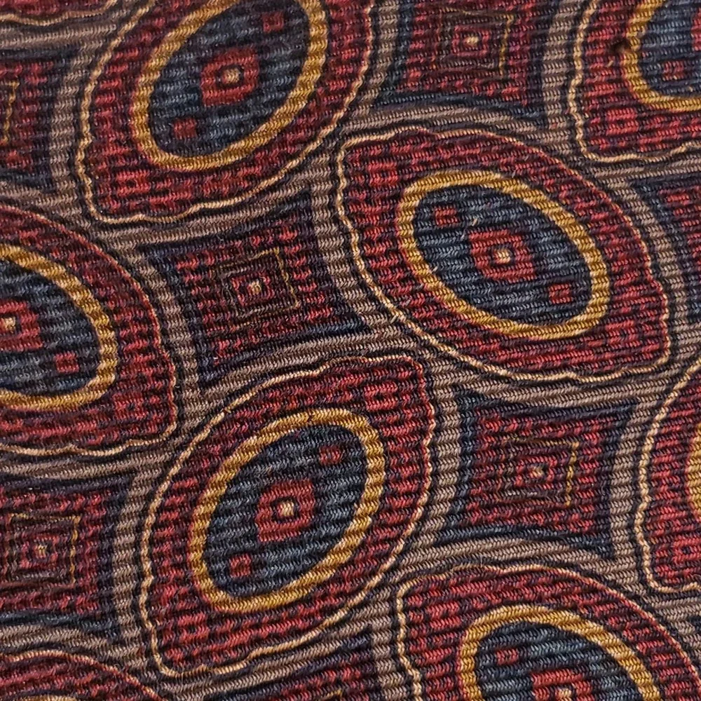 Tom James Mens Silk Tie Burgundy Navy Gold Geometric Medallion Classic 3.75 Inch